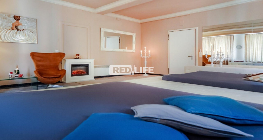 4-room salon in the city