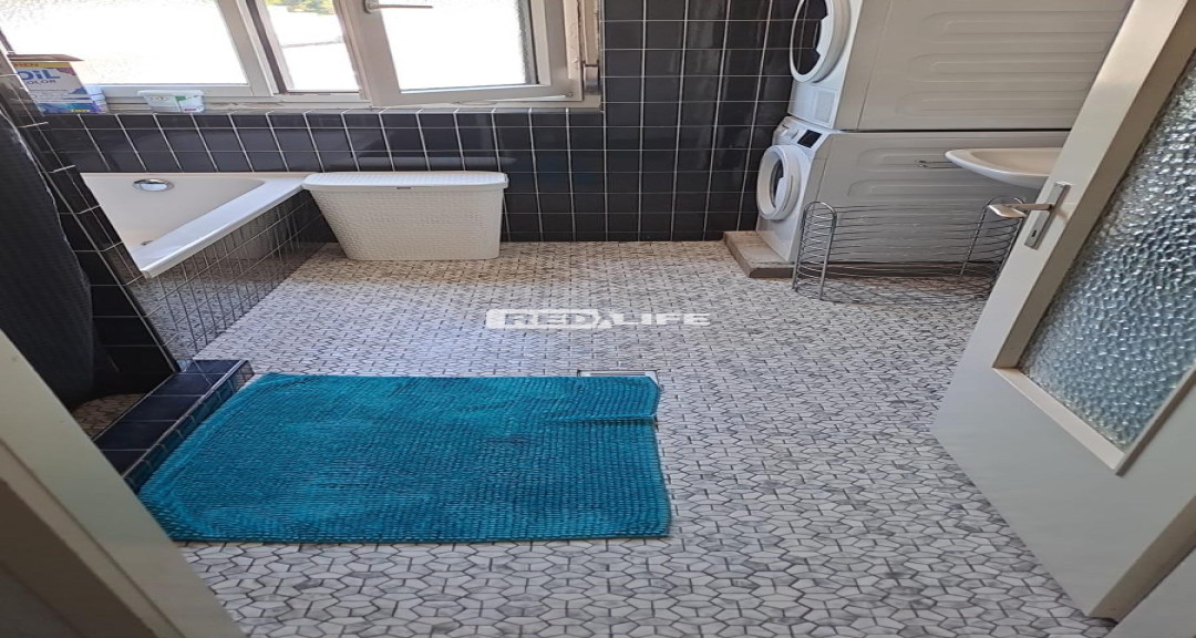 Well-known, yet discreet environment with