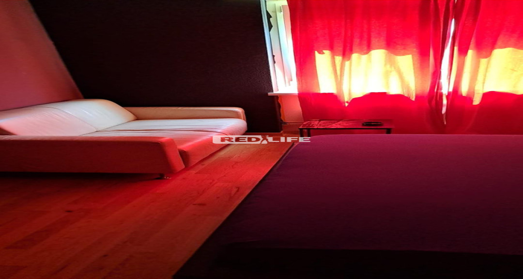 Well-known, yet discreet environment with